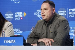 　スイス・ダボスで記者会見したウクライナのイエルマーク大統領府長官（当時）＝２０２４年１月（共同）