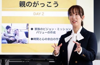 　「共働き・共育て」について語るＮＰＯ法人「ママライフバランス」の上条厚子代表理事＝１３日、東京都港区