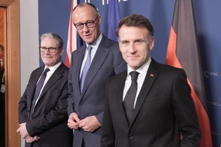 　３者会談に臨む（右から）フランスのマクロン大統領、ドイツのメルツ首相、スターマー英首相＝１３日、ドイツ・ミュンヘン（ＡＰ＝共同）