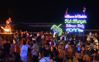 タイ・パンガン島のビーチで開かれた人気のフルムーン・パーティー＝２０２５年１２月（共同）