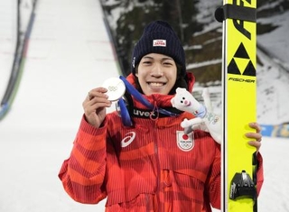 ミラノ・コルティナ冬季五輪のノルディックスキー・ジャンプ男子個人ラージヒルで銀メダルを獲得した二階堂蓮＝１４日、イタリア・プレダッツォ（共同）