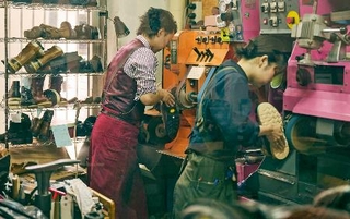 　店内で靴の修理作業をする佐藤我久さん（左）＝札幌市（ＡＳＨＩＤＯ　ＨＯＫＫＡＩＤＯ提供）