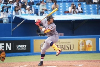 東京六大学野球リーグの東京大学戦で打席に立つ常松選手＝２０２５年１０月５日、神宮球場（慶應義塾大学野球部提供）