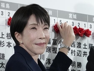 　当確者の名前にバラを付ける自民党総裁の高市早苗首相＝２０２６年２月８日、東京・永田町の党本部