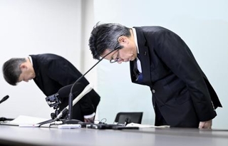 　浜岡原発の耐震データ不正について、臨時記者会見で謝罪する中部電力の林欣吾社長（右）＝１月、名古屋市