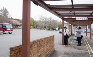 　伊豆高原駅のバスロータリーでバスを待つ訪日客＝１２日、静岡県伊東市