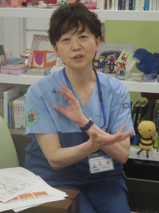　インタビューに答える八木淳子さん