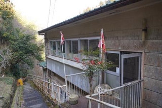 　旧徳島県立池田高祖谷分校の看板。右下が「やまがら文庫」＝徳島県三好市