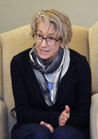 　取材に応じるミシェル・シップワース准教授（共同）