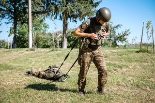 　防衛装備メーカーのブラマーが開発した負傷兵を運ぶそり型担架（同社提供・共同）