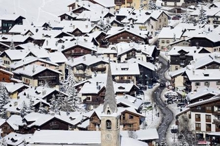 　雪化粧したイタリア・リビーニョの市街地。
