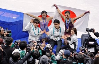 　フィギュアスケート女子の表彰式後に（前列左から）男子の鍵山優真、ペアの木原龍一、三浦璃来と一緒に記念撮影に応じる（後列左から）中井亜美と坂本花織＝１９日、イタリア・ミラノ（共同）