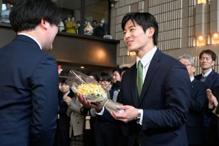 　福井県庁に初登庁し、花束を受け取る石田嵩人知事（右）＝１月２９日