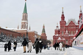 　観光客らでにぎわうモスクワの「赤の広場」＝７日（共同）