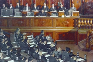 沖縄関連法案が可決し、頭を下げる佐藤栄作首相ら閣僚と拍手する自民党議員＝１９７１年１２月１４日