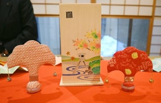 　金沢の伝統工芸の作家らが手がけた「投扇興」の道具