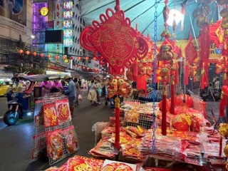 　タイ・バンコクの中華街で春節の飾り付けを売る店＝１９日（共同）
