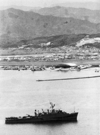 海から臨む岩国基地＝１９７４年１０月