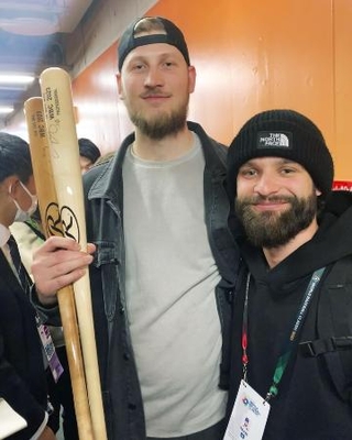 大谷翔平選手のサインバットを手にするチェコ代表のミナリク投手（左）とサトリア投手＝２０２３年３月１４日、東京ドーム