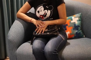 コロンビア・ククタで、取材に応じるダニエラ＝１月２２日（共同）