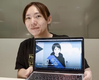 　東京都知事選に立候補した安野貴博氏と「ＡＩ候補者」の画面＝２０２４年６月、東京都中央区