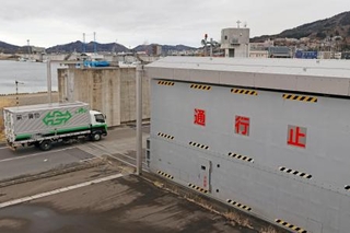 　岩手県大船渡市に整備された防潮堤＝２７日