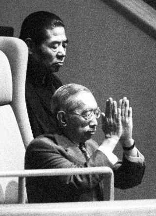 　本場所の熱戦に拍手を送る昭和天皇。後方は春日野理事長（元横綱栃錦）＝１９８６年９月、東京・両国国技館