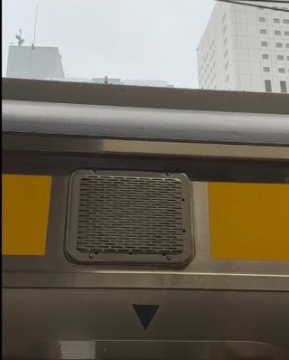 　ＪＲ南武線の列車に付けられたスピーカー。駅メロ廃止後はここからメロディーを流している＝２０２５年１０月、ＪＲ川崎駅（ＪＲ東日本提供）