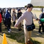 　自民党総裁の高市首相の街頭演説会場で実施されたボディーチェック＝２９日、神戸市