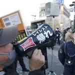 　埼玉県川口市長選の立候補予定者の街頭宣伝に抗議する男性（左）＝１月１８日、ＪＲ川口駅前