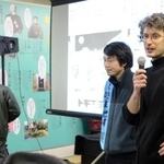 　「さいはてのキャバレー」を震災遺構として保存するよう訴えた出村正幸さん（左）のドキュメンタリー映画を製作しているトマゾ・バルベッタさん（右）＝２０２６年１月、東京都品川区