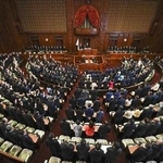 衆院が解散され、万歳する議員（左側）ら＝１月２３日午後１時４分、衆院本会議場