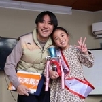 お天気クイズ大会小学生の部で優勝した石田千華さんと父親＝２０２５年１２月、東京都杉並区