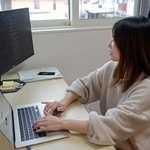 　自身が作成したアプリを操作する外山江里香さん＝１月、新潟県三条市