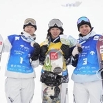 　スノーボードＷ杯ハーフパイプ開幕戦の男子で優勝した平野歩夢。左は２位の戸塚優斗、右は３位の平野流佳＝２０２５年１２月、中国の張家口・密苑（共同）