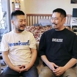 自宅で会話するザン・クリストファーさん（左）と鹿島真人さん＝２０２５年１１月、東京都内