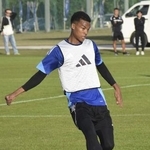 沖縄キャンプでプレーする町田の望月＝１月、沖縄県名護市