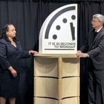 　人類滅亡と見立てた午前０時までの残り時間を示す「終末時計」。残り時間が「８５秒」と１月２７日に発表され、過去最短だった２０２５年から４秒縮まった＝ワシントン（ロイター＝共同）