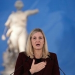 　ギリシャ・オリンピアで開催されたミラノ・コルティナ冬季五輪の聖火採火式でスピーチするＩＯＣのコベントリー会長＝２０２５年１１月（ＡＰ＝共同）