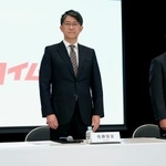 　記者会見に臨むトヨタ自動車の佐藤恒治社長（左）と、次期社長就任が決まった執行役員の近健太氏＝６日午後、東京都文京区