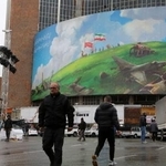 　反米を訴える巨大な掲示板＝４日、イラン・テヘラン（ゲッティ＝共同）