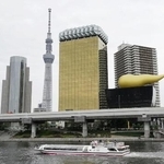 　アサヒグループＨＤの本社ビル（中央）＝２０２５年１０月、東京都墨田区