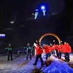 　ミラノ・コルティナ冬季五輪の開会式で入場行進する日本選手団。奥はジャンプ会場＝６日、イタリア・プレダッツォ（共同）