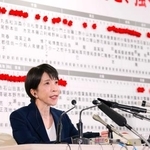 　メディアのインタビューに答える自民党総裁の高市首相＝８日午後１０時２分、東京・永田町の党本部