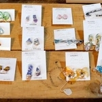 　下野さつきさんが海洋ごみで作ったアクセサリー＝富山県氷見市