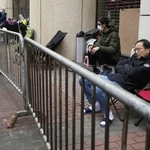 　蘋果日報の創業者、黎智英氏の量刑言い渡し傍聴のため、前日から裁判所周辺に並ぶ人たち＝８日、香港（共同）