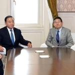 　会談に臨む自民党の梶山国対委員長（中央左）と中道改革連合の笠共同国対委員長（同右）ら＝１０日午後、国会