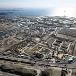 　統合型リゾート施設の開業が予定されている大阪市此花区の夢洲。右奥は大阪・関西万博の会場跡地