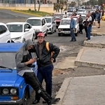 　キューバの首都ハバナで、ガソリンを求め長い列を成す車＝６日（共同）