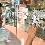 　タイ・バンコクの金行で店頭の取引価格を書き換える店員＝２０２６年１月（共同）